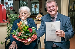 Blumen und einen Glückwunsch des Niedersächsischen Ministerpräsidenten Stephan Weil erhielt Agnes Fiebach vom stellvertretenden Bürgermeister Alfons Schwegmann.