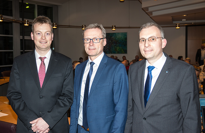 Referent Michael Kopmann mit Bürgermeister Otto Steinkamp und Volksbank-Vorstand Holger Benitz (von links) vor dem Auditorium im Wallenhorster Rathaus.