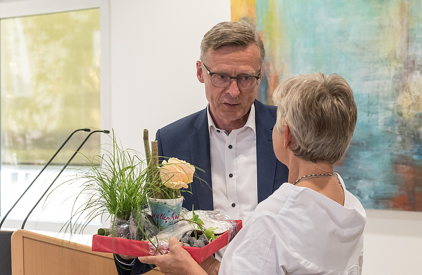 Bürgermeister Otto Steinkamp überreicht Annette Piwowarski die von ihr gestaltete Wallenhorster Tasse.