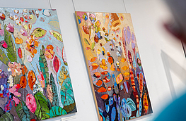 Impressionen der Vernissage zu Anna Łukacz-Grochowskas Ausstellung „Mosaike“.