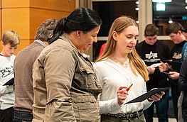 Beim Auftakt zum Projekt Schüler in die Kommunalpolitik lernen sich Ratsmitglieder und Jugendliche kennen, hier Claudia Burs und Hannah Sophie Tiesmeyer.