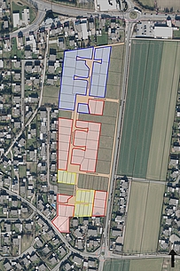 60 Grundstücke stehen im Gebiet „Westlich Stadtweg“ zur Verfügung. Blau dargestellt die Erbbaugrundstücke für Einfamilienhäuser, in Rot die Eigentumsgrundstücke für Einfamilienhäuser und in Gelb die Eigentumsgrundstücke für Doppelhaushälften. 