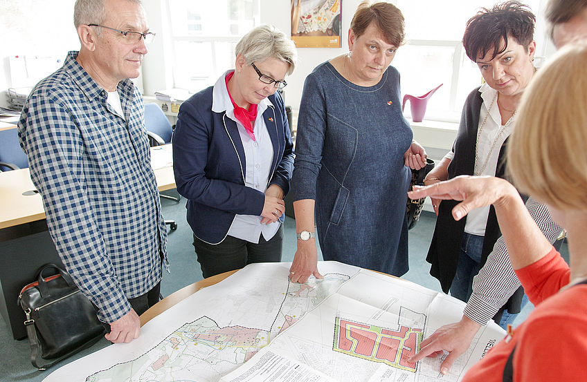 Detaillierte Informationen zur Bauleitplanung holten sich Stawigudas Vertreter im Wallenhorster Rathaus.