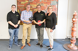 Kornelia Böert (rechts) und Bürgermeister Otto Steinkamp (2. von links) freuen sich über die Spende, die die Geschäftsführer Michael Kupschus (3. von links) und Matthias Herden von der Laptopstube überreichen.