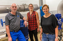Markus Wächter (Wasserversorgung), Isabella Markfort und Martina Fänger vor den Pumpen im Wasserwerk.