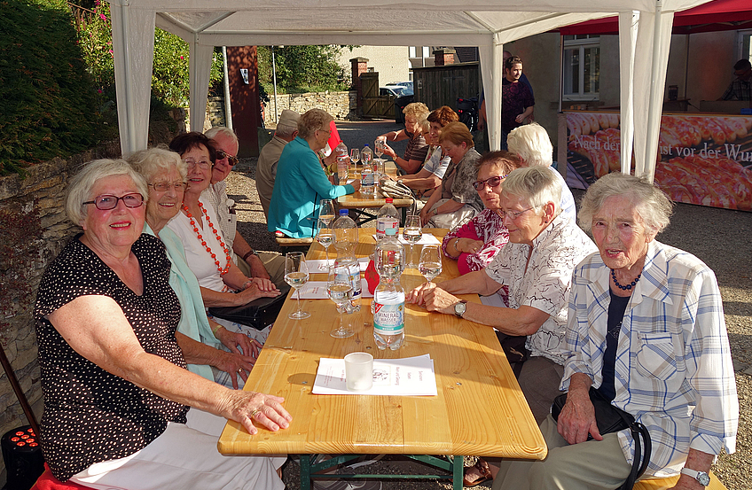 Im Garten des Ruller Hauses genossen die Seniorinnen und Senioren das kulinarische wie musikalische Angebot des ersten „Weintages für Senioren“. Foto: Alexander Schröder