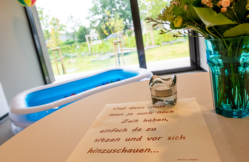 Zettel mit Astrid-Lindgren-Zitat auf einem Stehtisch bei der Eröffnungsfeier.
