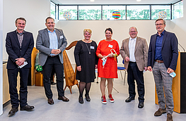 Architekt Frank Lohner, Stefan Botterhuis und Sonja Welp (beide Kirchengemeinde St. Alexander), Pia Pryklenk, Pfarrer Dietmar Schöneich und Bürgermeister Otto Steinkamp.