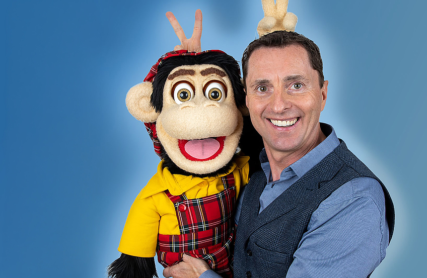 Bauchredner Klaus Rupprecht und Affe Willi.