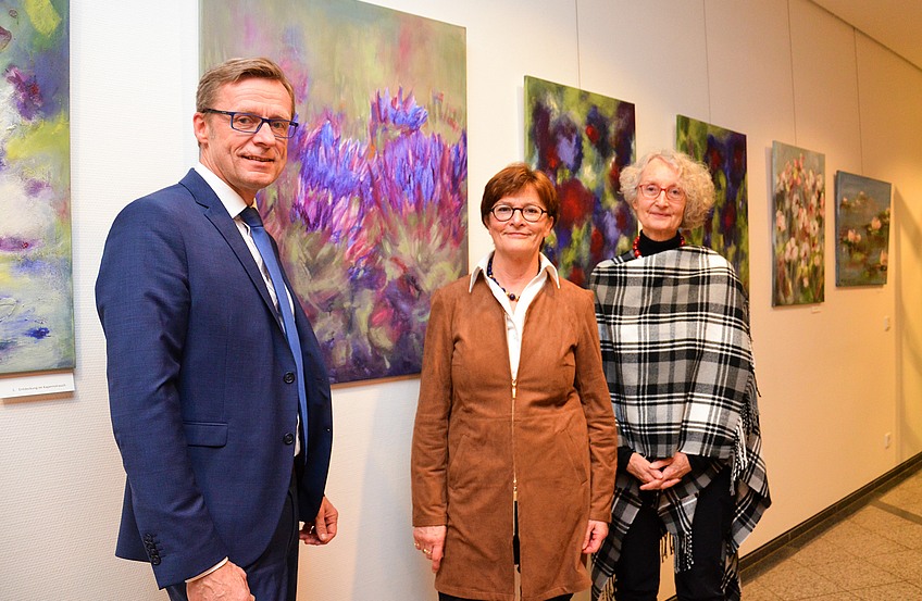 Bürgermeister Otto Steinkamp, Karin Krohs und Barbara Rübartsch (von links) luden die Gäste ein, sich von den Bildern beeindrucken zu lassen. Foto: Claudia Sarrazin