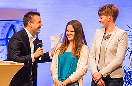 Thomas Reichenberger – hier mit Lara Materne und Lena Löpker – führte 2016 durch das Programm der Wallenhorster Sportlerehrung.