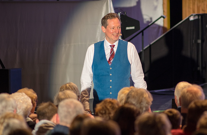 Dr. Eckart von Hirschhausen agiert nicht nur auf der Bühne, sondern auch direkt im Publikum.
