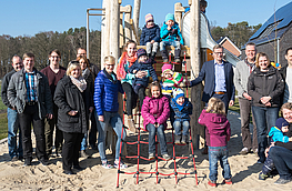 Eingespielt ist er längst, jetzt übernahmen die Kinder aus dem Baugebiet „Hollage West“ ihren Spielplatz auch offiziell von Bürgermeister Otto Steinkamp.