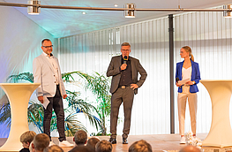 Christian und Klara Böwer im Interview mit Bürgermeister Otto Steinkamp (Mitte).