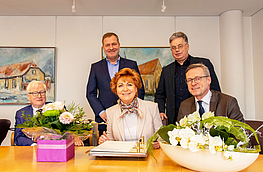 Niedersachsens Justizministerin Barbara Havliza trägt sich im Beisein von Bürgermeister Otto Steinkamp ins Goldene Buch der Gemeinde Wallenhorst ein. Der stellvertretende Bürgermeister Alfred Lindner (links) sowie die Landtagsabgeordneten Guido Pott und Clemens Lammerskitten (stehend) schauen zu.