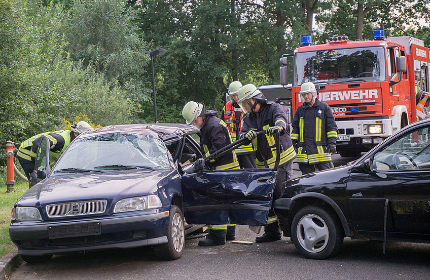 Die Simulation eines Autounfalls mit eingeklemmter Person führt die Freiwillige Feuerwehr Wallenhorst sehr realitätsnah vor.