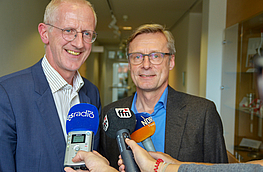 Die Bürgermeister Viktor Hermeler aus Belm (links) und Otto Steinkamp aus Wallenhorst bekräftigen in einem Pressegespräch die Ablehnung beider Kommunen gegenüber einer Autobahnplanung A33-Nord. Kritisiert werden dabei insbesondere auch die aktuellen Darstellungen des niedersächsischen Wirtschaftsministers und Osnabrücker Kommunalpolitiker, die den Autobahnbau intensiv vorantreiben wollen. Foto: Gemeinde Belm