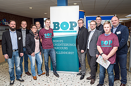 Die Organisatoren des Berufsorientierungsparcours mit zwei Schülern: Hannes Kamp (Realschule), Thorger Stapenhorst (Alexanderschule), Susanne Steininger und Kerstin Hüls (beide MaßArbeit), Bürgermeister Otto Steinkamp, Wirtschaftsförderer Frank Jansing, Stefan Schmidt und Arne Willms.