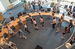 Spontane Tanzeinlage der deutschen, polnischen und ukrainischen Schülerinnen und Schüler im Rondell des Ratssitzungssaals.