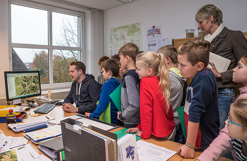 Einblicke in die Arbeit des Fachbereiches Planen Bauen Umwelt gewährt Christian Stöber (links) den Schülerinnen und Schülern.
