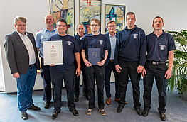 Verleihung der Urkunde des Landes Niedersachsen (von links): Dr. Dennis Schratz (Stellvertretender Ausschussvorsitzender), Dieter Bockgrawe (Ortsbrandmeister FF Wallenhorst), Matthias Meyer, Ortsbrandmeister Ansgar Osterbrink, Daniel Lahrmann, Bürgermeister Otto Steinkamp, Christian Skiba und Markus Vennemann. Bei der Verleihung nicht anwesend: Gabriel Menke.