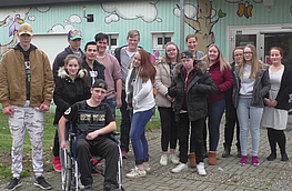 Die Schüler der Alexanderschule mit Sarah Kovacevic (rechts) vor dem Jugendzentrum JAB2.