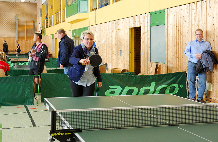 Im Rahmen einer Besichtigung des Hollager Sportzentrums zeigte Bürgermeisterin Irena Derdoń ihr Können an der Tischtennisplatte. Das Team von Blau-Weiss Hollage spielt derweil mit dem Gedanken, ein Trainingslager in Stawiguda zu absolvieren.