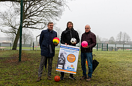Freuen sich auf den Start des offenen Ballspielangebots in WBürgermeister Otto Steinkamp, Stefan Wessels und Andreas Albers (Gemeindeverwaltung) auf dem Bolzplatz.