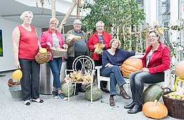 Mitglieder des Seniorenbeirats gestalten ihr Herbstbild im Foyer des Rathauses. Das fertige Ergebnis lässt sich noch bis Freitag (16. Oktober) bewundern.