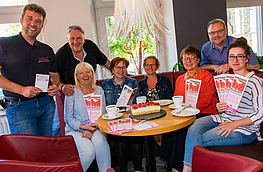 Laden zur „Kaffeezeit“ in der VarusRegion ein (von links): Bäckereiinhaber Jörg Berelsmann und die Tourismusfachleute Dirk Meyer, Anette Lange, Christiane Wagner, Maike Schlichting, Annette Ludzay, Frank Jansing und Luisa Korte.