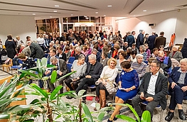 Großer Andrang bei der Vernissage zu „Letzte Reise – mein Koffer“.