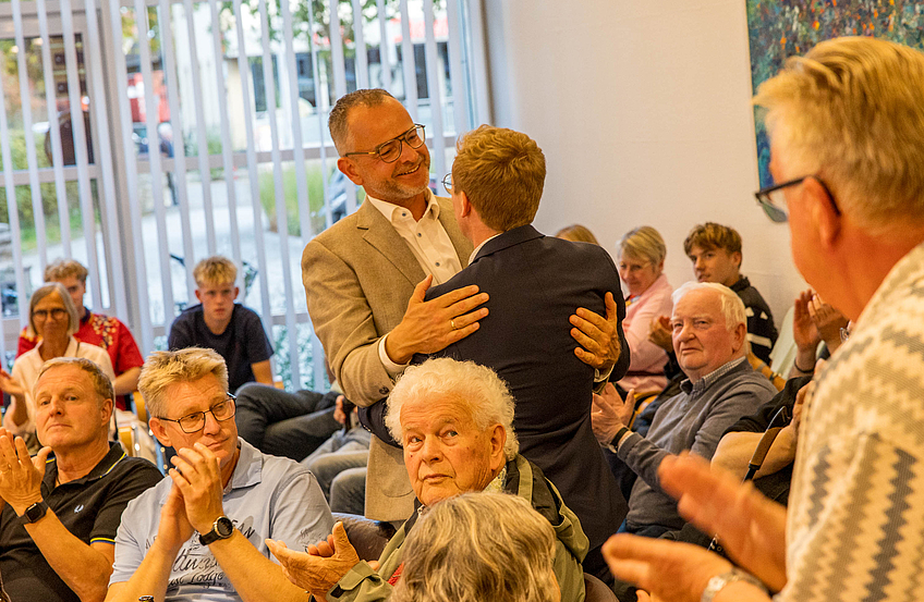 Christian Böwer gratuliert Michael Lührmann