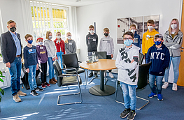 Bürgermeister Otto Steinkamp begrüßt die Schülerinnen und Schüler in seinem Büro.