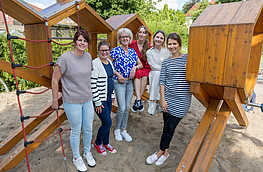 Christina Middendorp und Leonie Winter (Mitte) mit den Wallenhorster Babybesucherinnen.