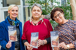 Margret Terglane (Gemeindeverwaltung), Laure Meierrose und Edeltraut Rautenstrauch (Hospizgruppe) freuen sich auf zahlreiche Gäste bei der Vernissage.