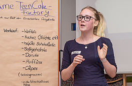 Ein Jugendcafé war eine der Ideen aus der Jugendkonferenz – hier vorgestellt von Joana Klepker. Der Name wurde auch schon festgelegt: „TeenCake-Factory“.