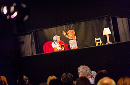 Spielszene aus „Krise mit Luise“ mit den Puppen Hugo und Luise.
