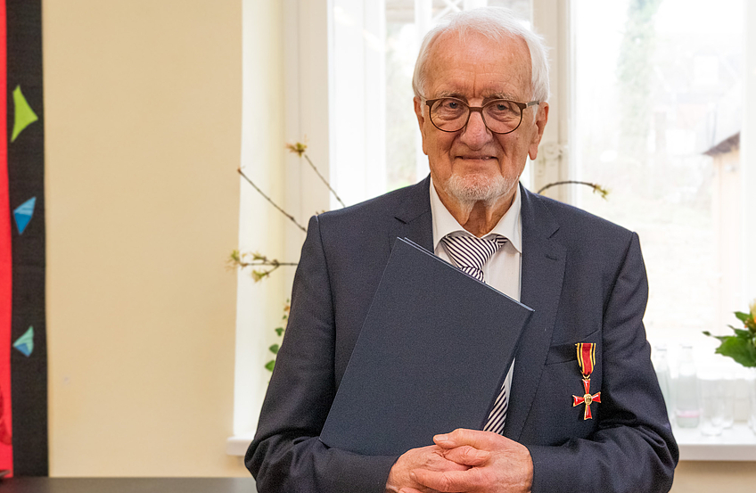 Erich Goer mit dem Bundesverdienstkreuz samt zugehöriger Urkunde