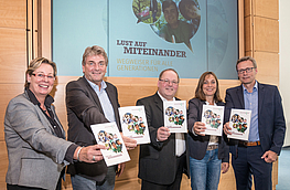 Unter dem Titel „Lust auf Miteinander“ präsentieren sie im neuen Generationenwegweiser ein lebendiges Wallenhorst (von links): Kornelia Böert, Pastor Hans-Georg Meyer-ten Thoren, Pfarrer Dietmar Schöneich, Pastorin Sigrid ten Thoren und Bürgermeis