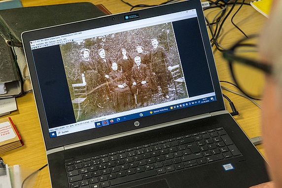 Ein altes Familienfoto wird digitalisiert.