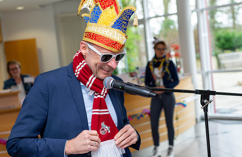 Gut gelaunt und stolz auf seinen „Karnevalsverein“, der am Wochenende 5:0 gewonnen hatte: Bürgermeister Otto Steinkamp.