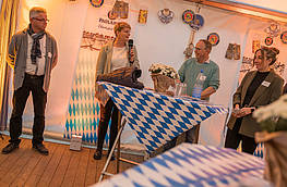 Hans-Jürgen Klumpe, Luisa Berlin, Heiner Placke und Leonie Winter (von links) beim Dämmerschoppen im Oktoberfestzelt.