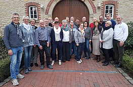 Das Team von Hand in Hand beim Erfahrungsaustausch an der Hofstelle Duling.