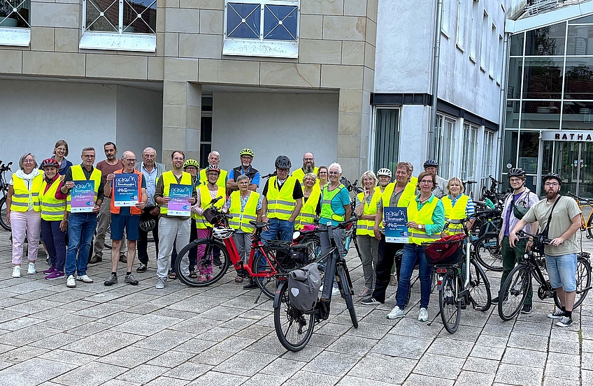 Teilnehmende der Radtour vor dem Rathaus.