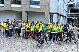 Teilnehmende der Radtour vor dem Rathaus.