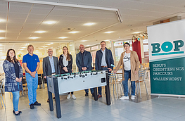 Daniela Rethmann und Harald Brinkmeyer (Realschule), Wirtschaftsförderer Frank Jansing, Kerstin Hüls (MaßArbeit), Arne Willms, Bürgermeister Otto Steinkamp und Susanne Steininger im Schulzentrum Wallenhorst.