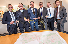 Zogen beim Breitbandausbau in Wallenhorst erfolgreich an einem Strang (von links): Heinz-Werner Hölscher (Stadtwerke), Christoph Hüls, Guido Ullmann, Bürgermeister Otto Steinkamp sowie Ralf Stratmann und Ingo Lemme (beide osnatel).