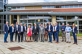 Die Bürgermeisterinnen und Bürgermeister der Landkreiskommunen vor dem Wallenhorster Rathaus.
