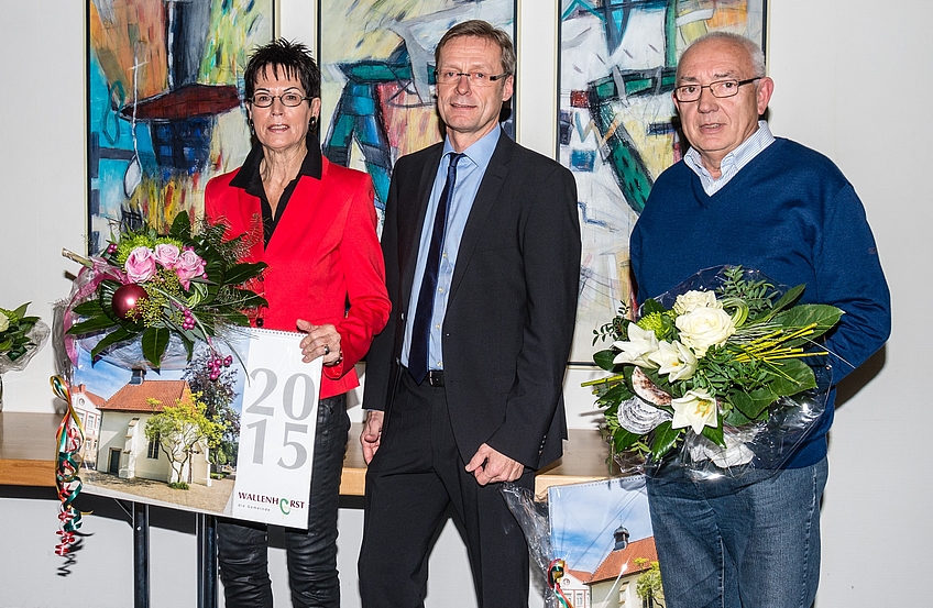Bürgermeister Otto Steinkamp (Mitte) bedankte sich mit Blumen und dem Wallenhorster Fotokalender bei Ulrike Gärtner und Hubert Eversmann.