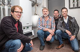 Freuen sich über den gelungenen Austausch des Heizkessels (von links): Stefan Sprenger, Andreas Pohlmann, Marc Vennemann und Sandro Kuligowski.